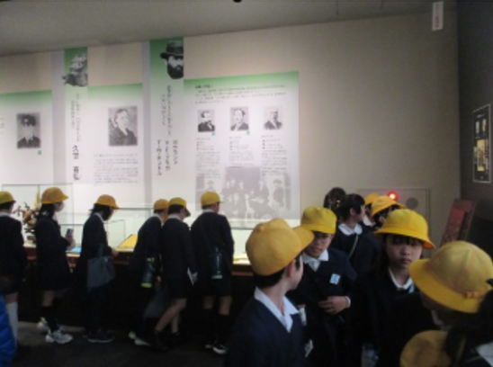 展示物に興味津々