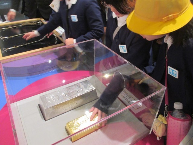 金塊・銀塊を触ったよ
