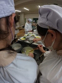 キャベツをゆでる子どもたち