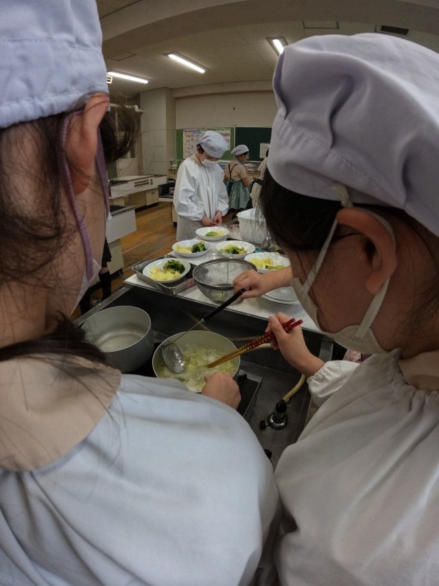 キャベツをゆでる子どもたち