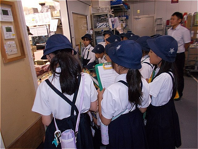 バックヤードの見学の様子