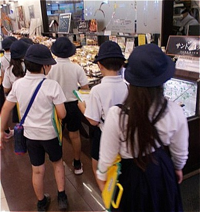 売り場見学の様子