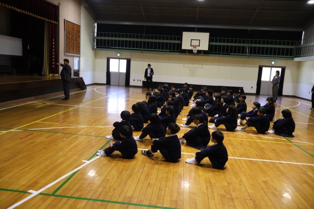 全校朝会の整列指導