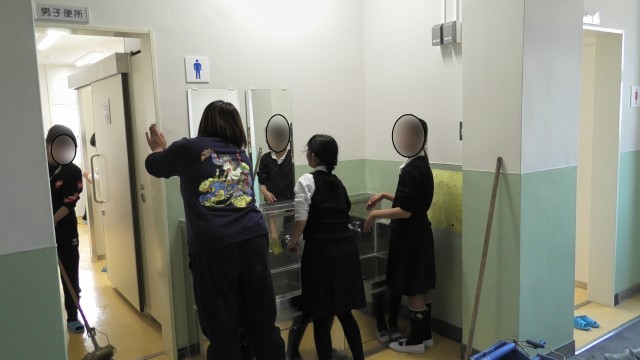 先生もいっしょにトイレのガラス拭き
