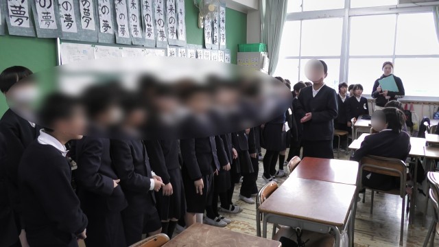 6年生が３年生に活動内容を説明しているところ