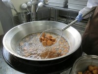 トンカツをあげています