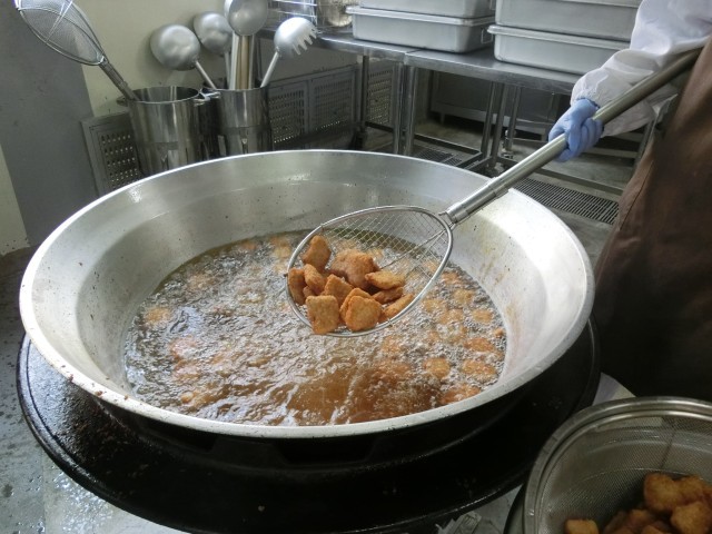 トンカツをあげています