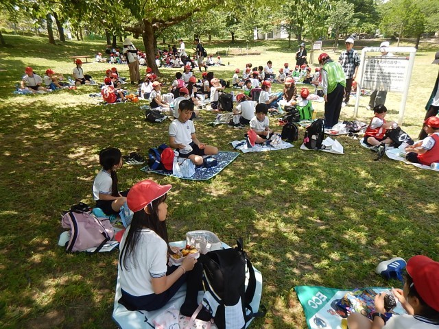 　　班ごとのお弁当タイム