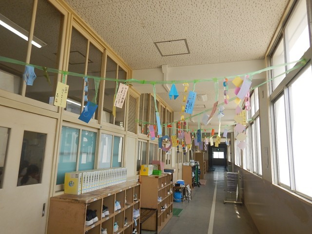 　児童の願いがこもった七夕飾り