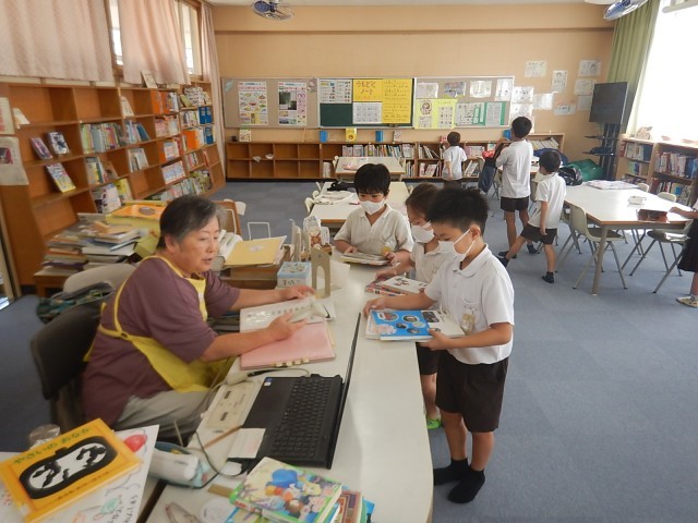 　　　　選んだ本を借りる