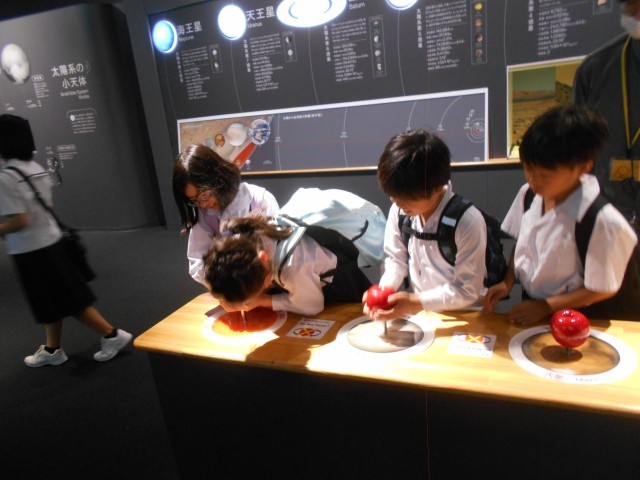 科学館の展示場を見学中！②