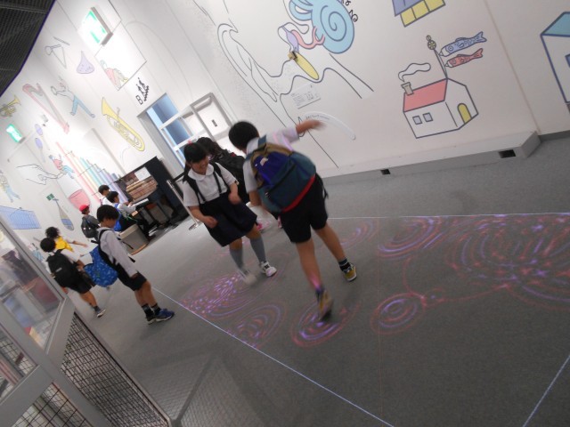 科学館の展示場を見学中！③