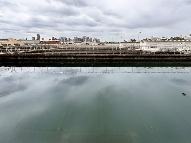 浄水場で一番大きい機械が底にあります