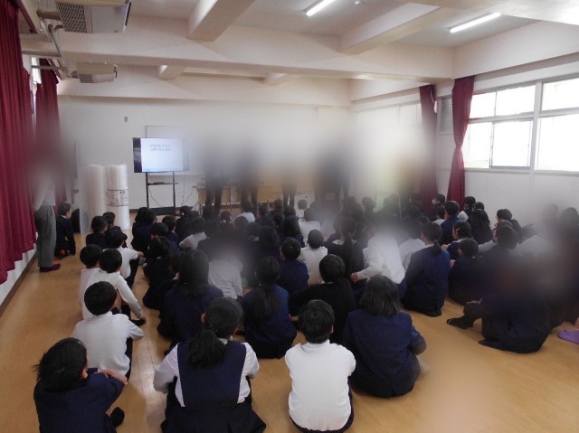 川上産業さんからの説明を聞いている様子