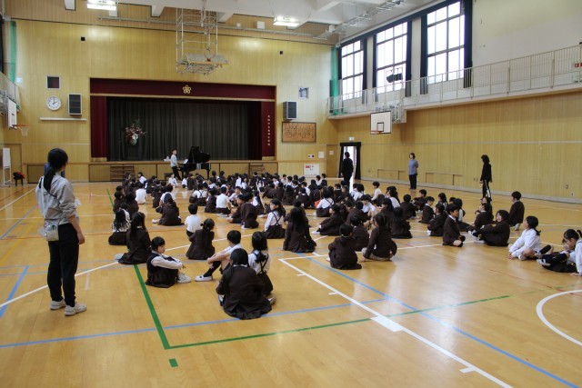 音楽教諭の紹介の様子