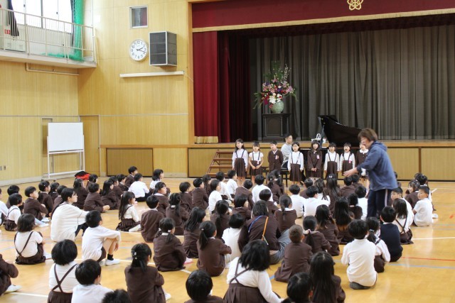 前に数人出て歌を歌う様子