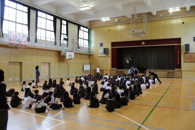 曲の練習をする様子