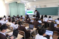 体験をする５年生の様子