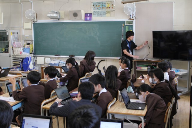 体験をする５年生の様子