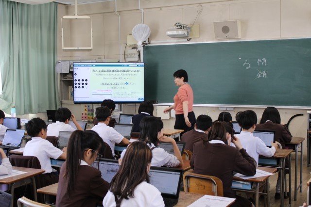 体験をする５年生の様子