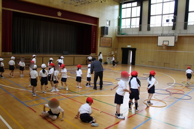 輪を飛び越えていく様子