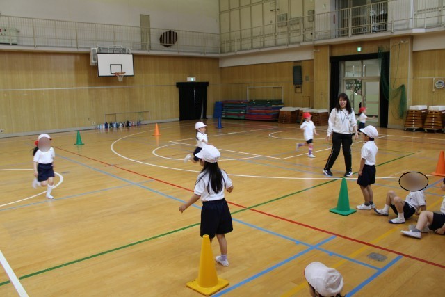 コーンの間を走る様子