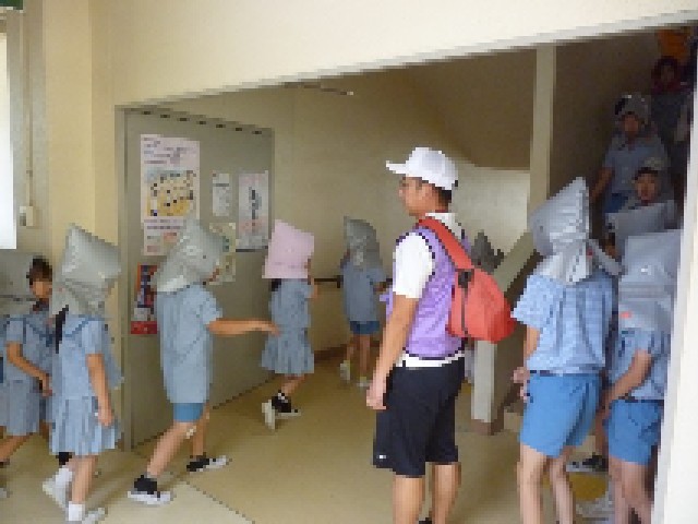 静かに避難。