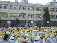 たてわり班で運動場に集合！