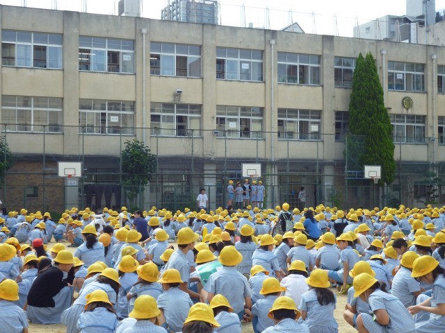 たてわり班で運動場に集合！