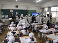 配膳している様子