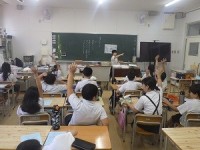 ハンカチを持ってきている人数を確認しています