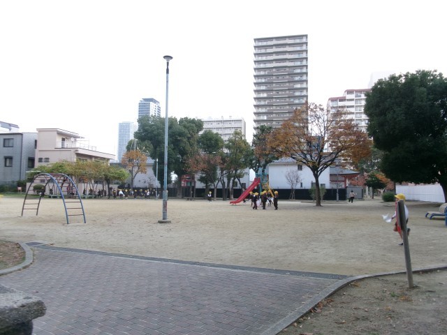 校舎横の公園