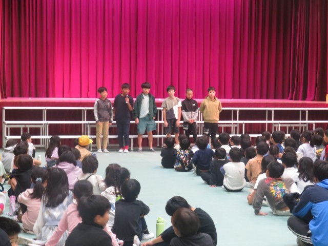 6年生の代表児童が各学年のよかったところを伝えるようす