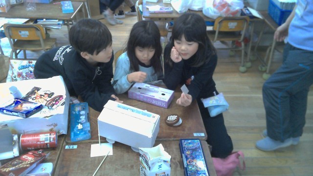 バスの頭に耳をつけようと相談中