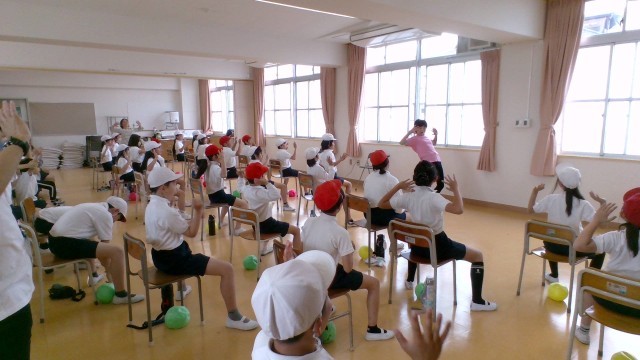 背中をのばす運動