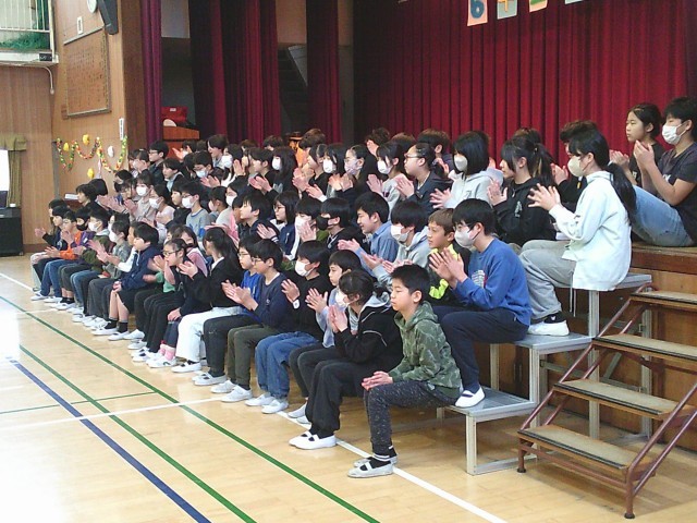 各学年の発表に拍手で応える６年生