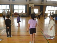 半分に折った新聞紙。乗るのは、よゆー！