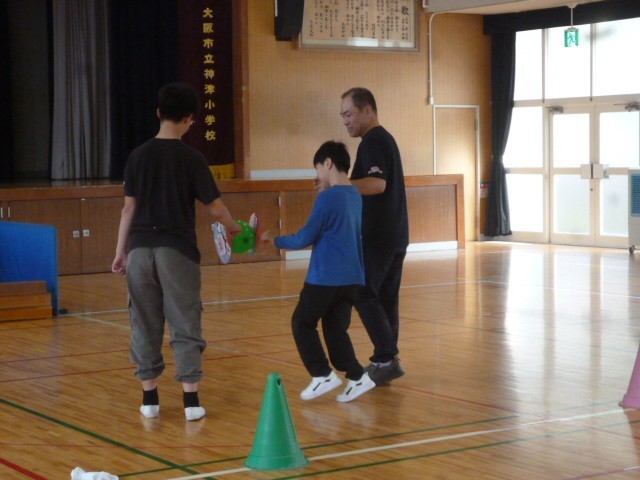 ６年生はうちわで風船をはさんでよーいドン！
