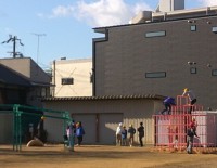 運動場で遊ぶ子どもたち
