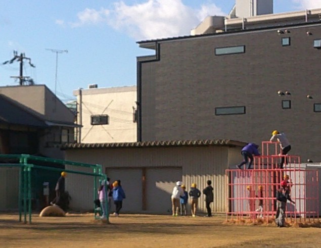 運動場で遊ぶ子どもたち