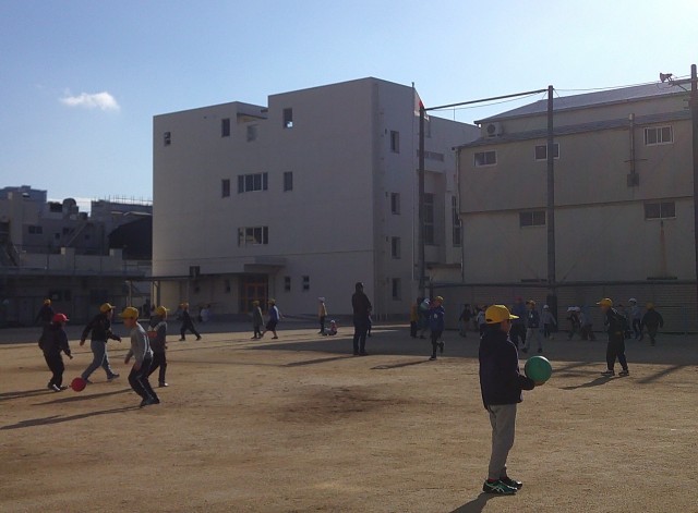 運動場で遊ぶ子どもたち