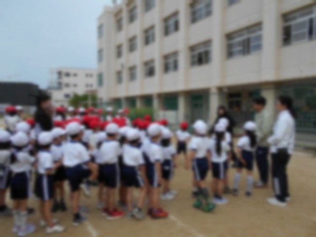 お話を聞く子どもたち