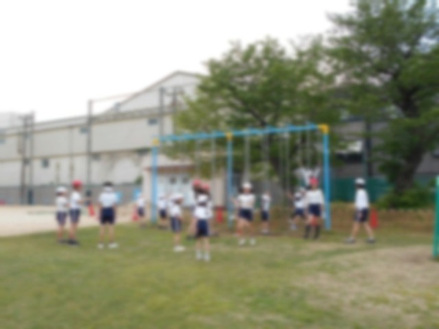 一緒に遊ぶ１年生と６年生