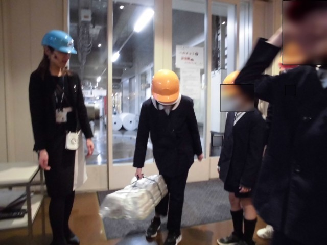 新聞の束を持ってみよう「120部で何キロでしょう？」