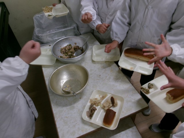 給食のおかわりじゃんけんの様子