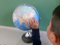 地球儀で様々な国を調査