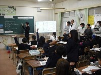 緊張しながら発表がんばっています