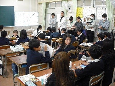 活発なグループでの話し合い