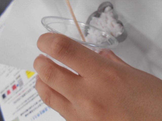 クエン酸と重曹をまぜて型にいれます。