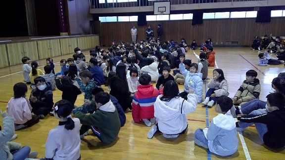 たてわりグループで答えを考えます